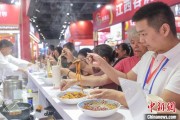 安装黄历“嗦粉”经济火热 中国多地“食力”出圈